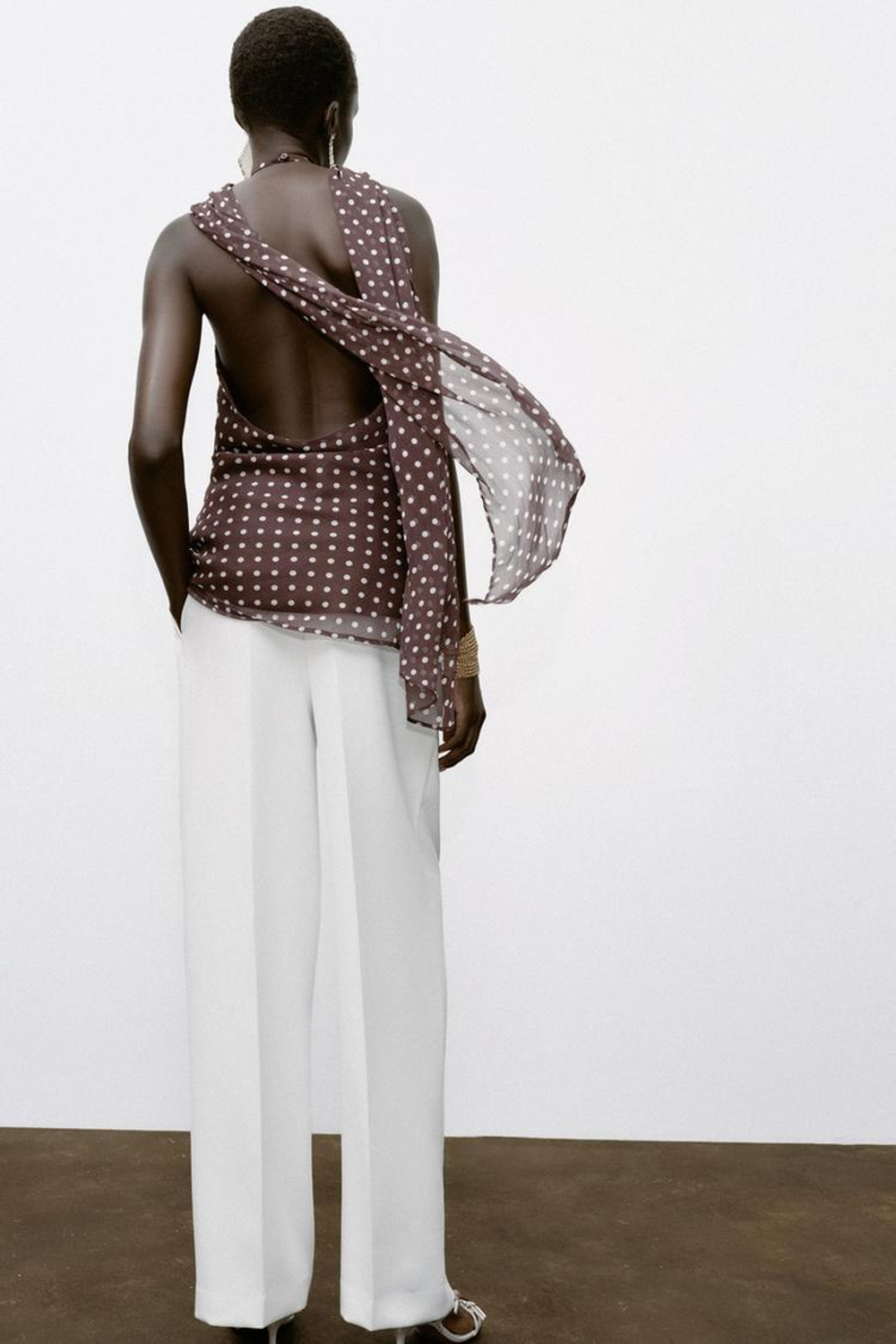 ZARA ТОП В ГОРОШЕК С ГОРЛОВИНОЙ ХАЛТЕР И ФУРНИТУРОЙ, ЭКРЮ/КОРИЧНЕВЫЙ