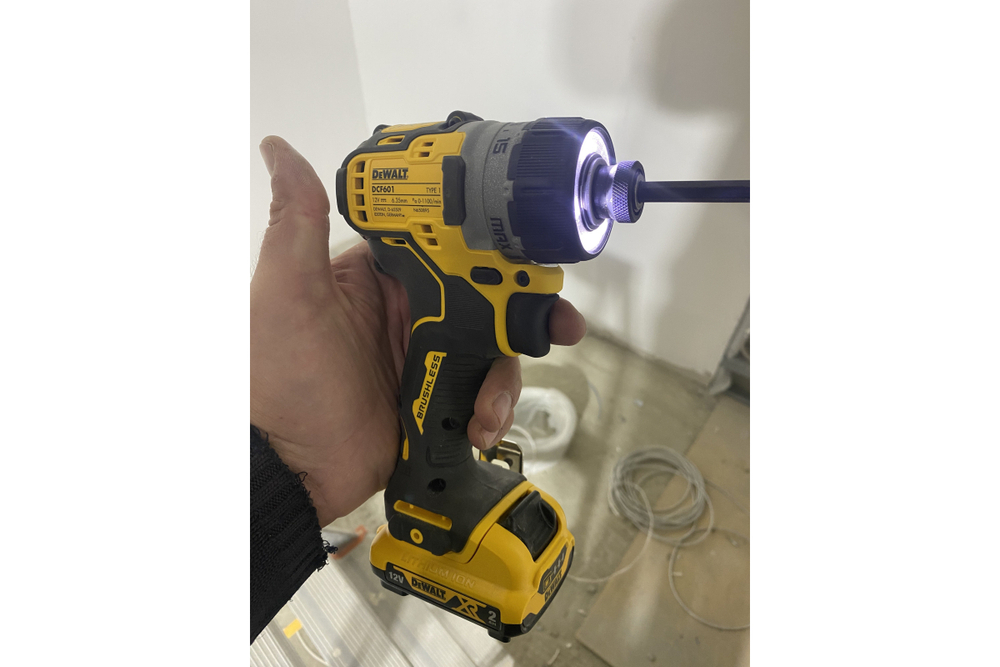 Шуруповерт DEWALT 12 В XR DCF601D2-QW
