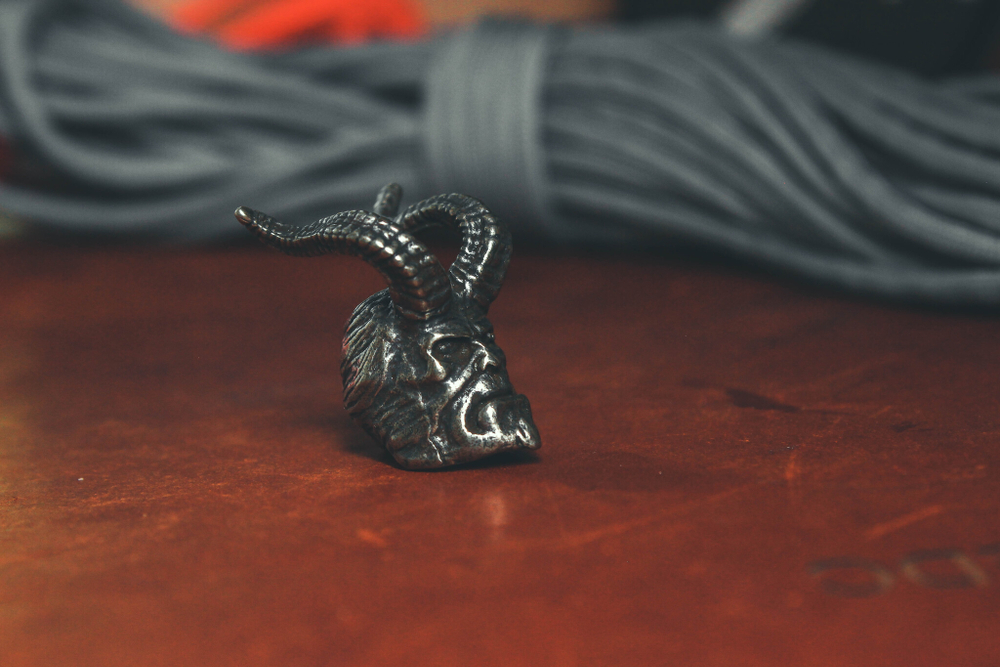 Темлячная бусина, подвеска "Хэлбой", белый метал