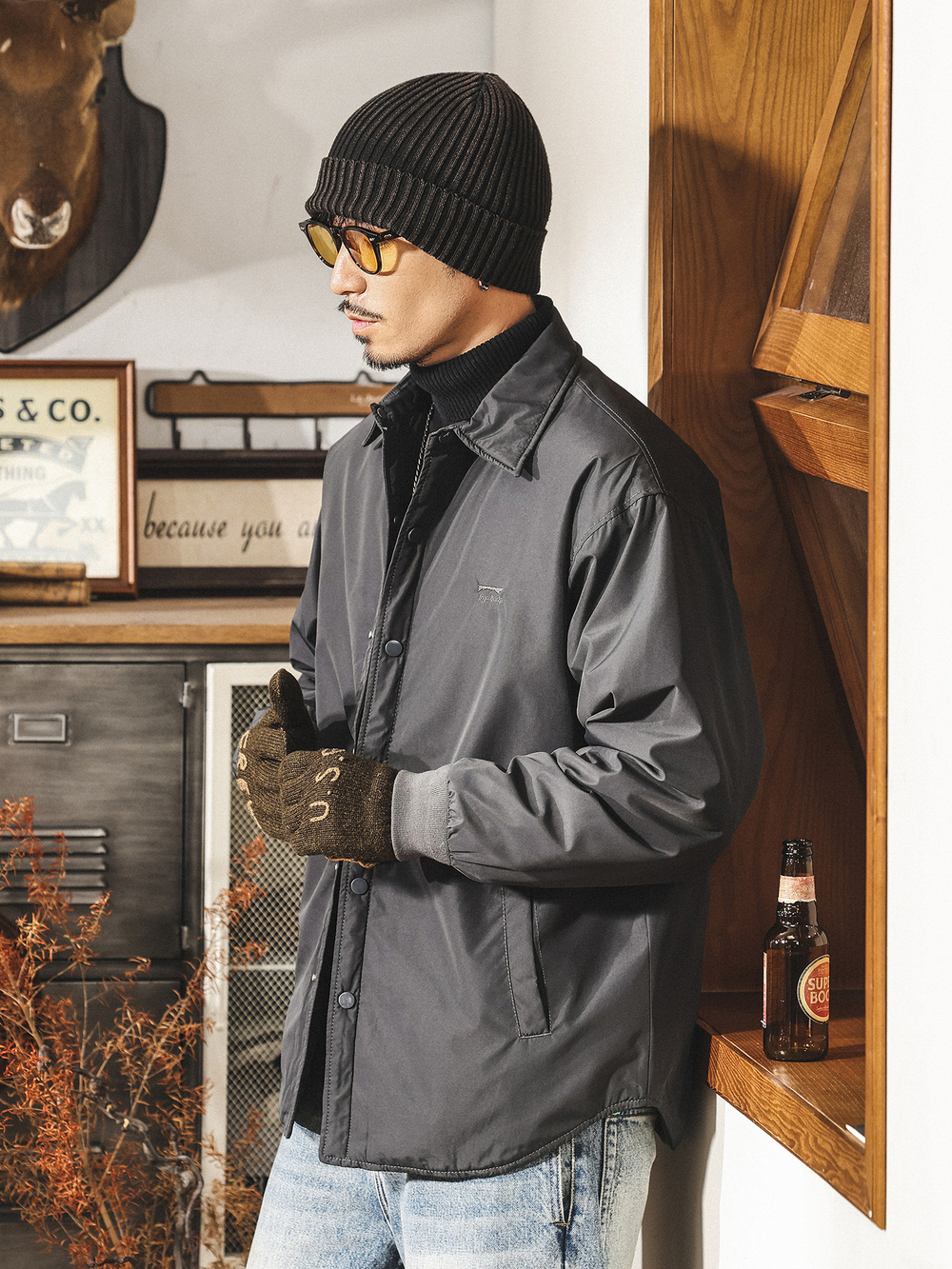 Легкая мужская куртка-пуховик с классическим воротником из белого утиного пуха 90%