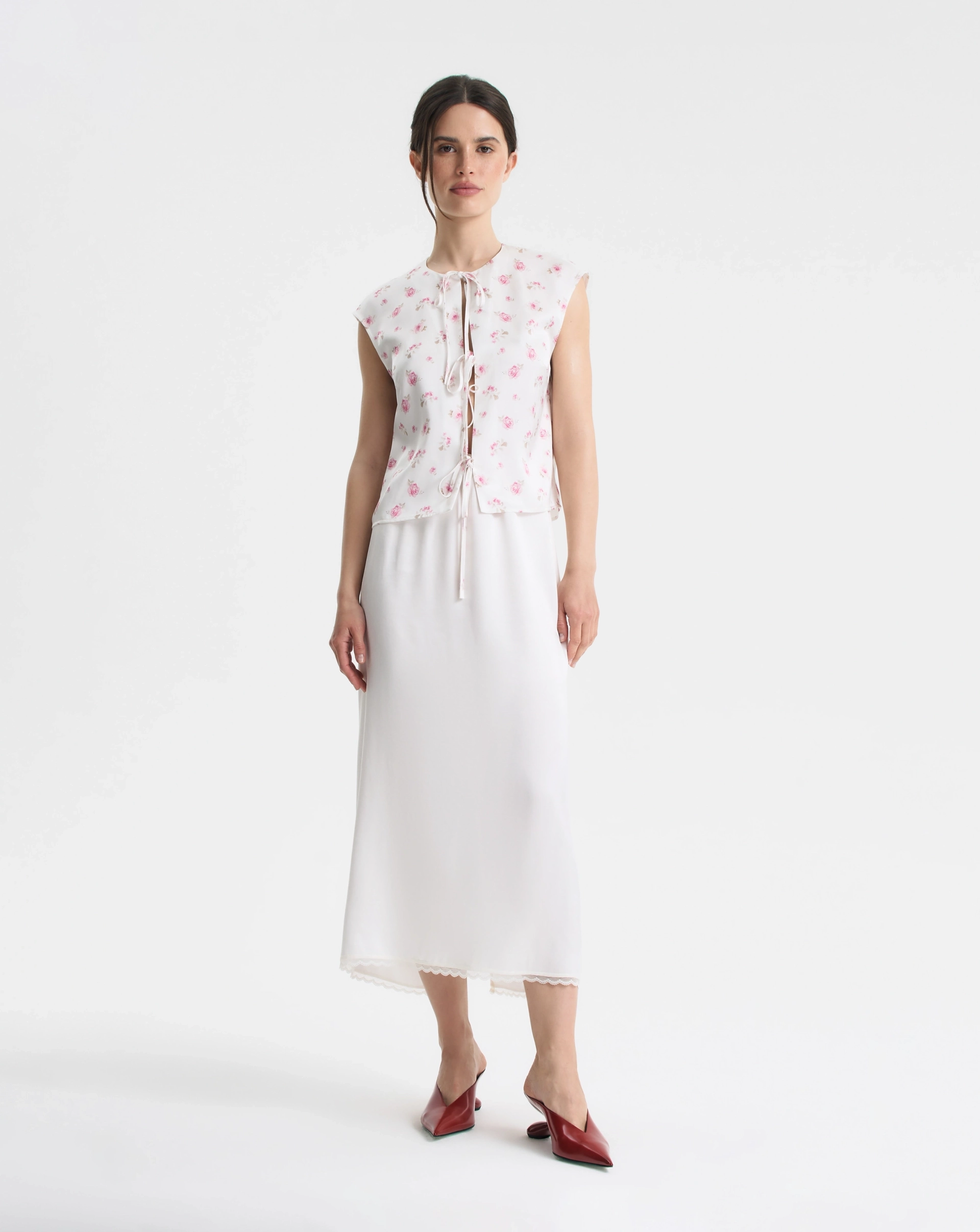 Юбка из купры с кружевной окантовкой