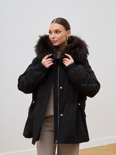 Черная пуховая парка с меховым капюшоном
