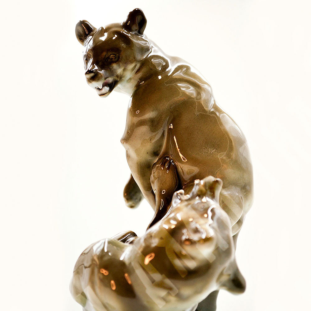 Фарфоровая скульптура Два медведя. 1920. Фарфор, глазурь. Zsolnay Pecs, Венгрия,  Автор Бела Маркуп.