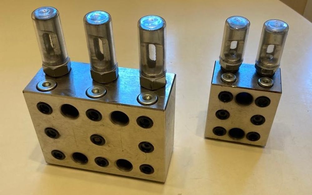 2-02-3П - Питатель модульного исполнения для двухлинейных смазочных систем с рабочим давлением 200 бар, количество выходов 3, максимальная доза на выход 2 мл/цикл, с регулятором и индикатором