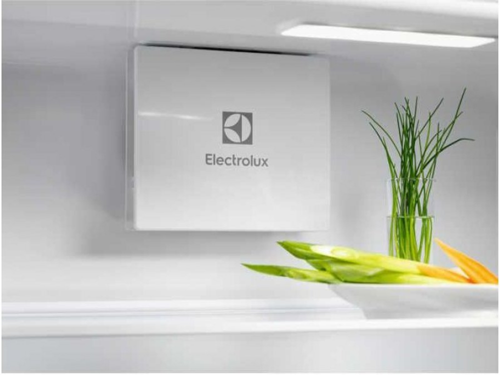 Встраиваемый холодильник Electrolux LNG7TE18S