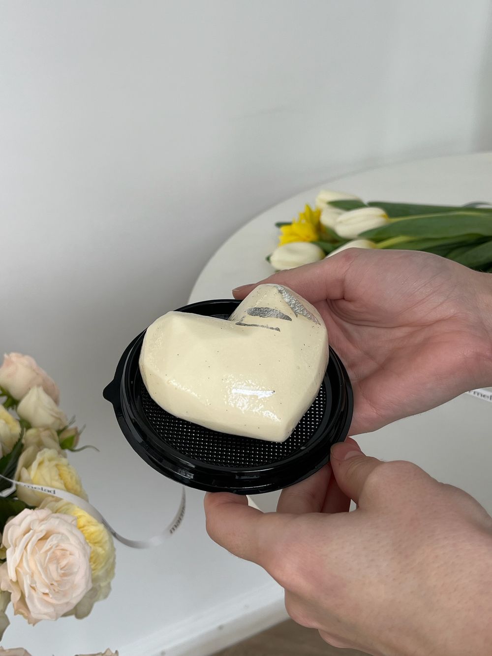 Десерт Афродита в белом цвете