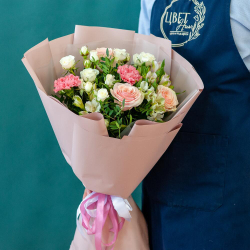 Сборный букет с диантусами, кустовой розой, альстромерией