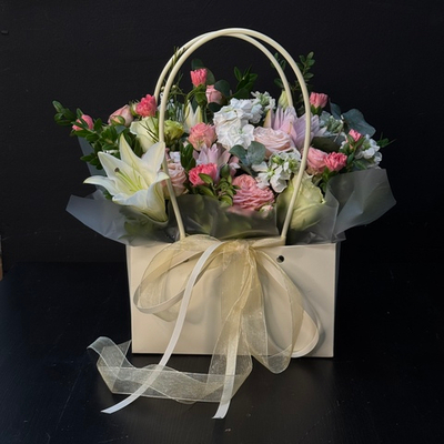 Сумочка с лилиями, розами и маттиолой