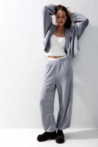 Широкие брюки на резинке из велюровой ткани цвета серый меланж