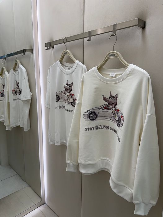 СВИТШОТ РЕНА МОЛОЧНЫЙ ВОЛК ЗНАЕТ ТОЛК