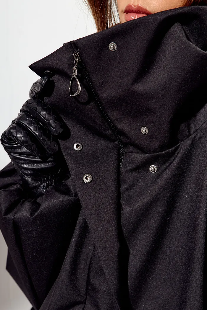 Ветровка О-силуэта с высоким воротом черного цвета
