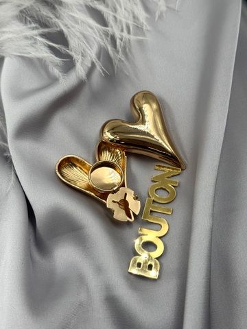 Накладка на пуговицу золотистая в форме массивного сердца