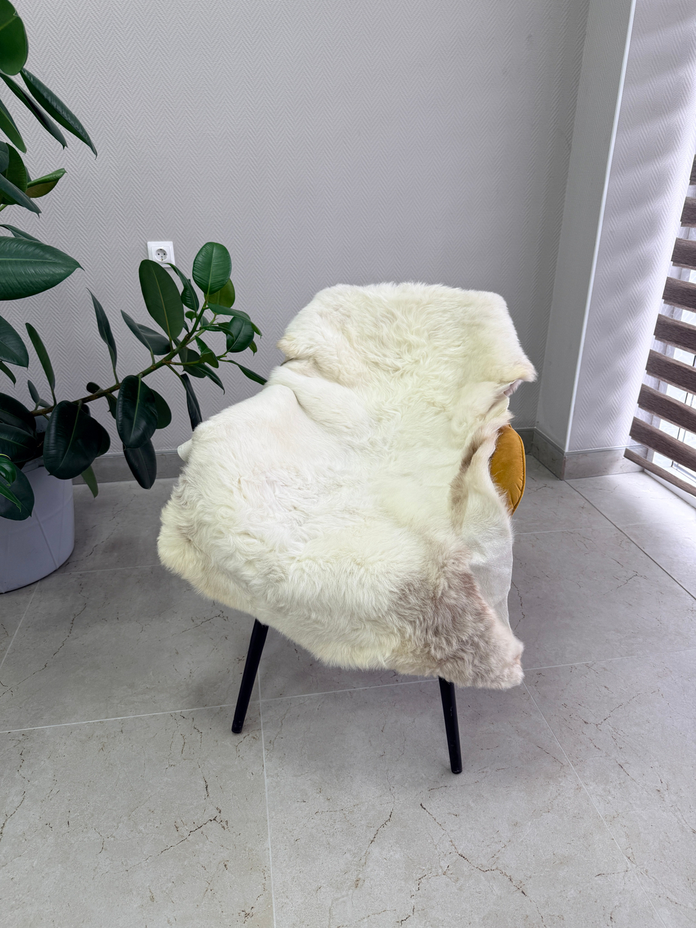 Шкура коврик меховой прикроватный овчина, 120х65 см.