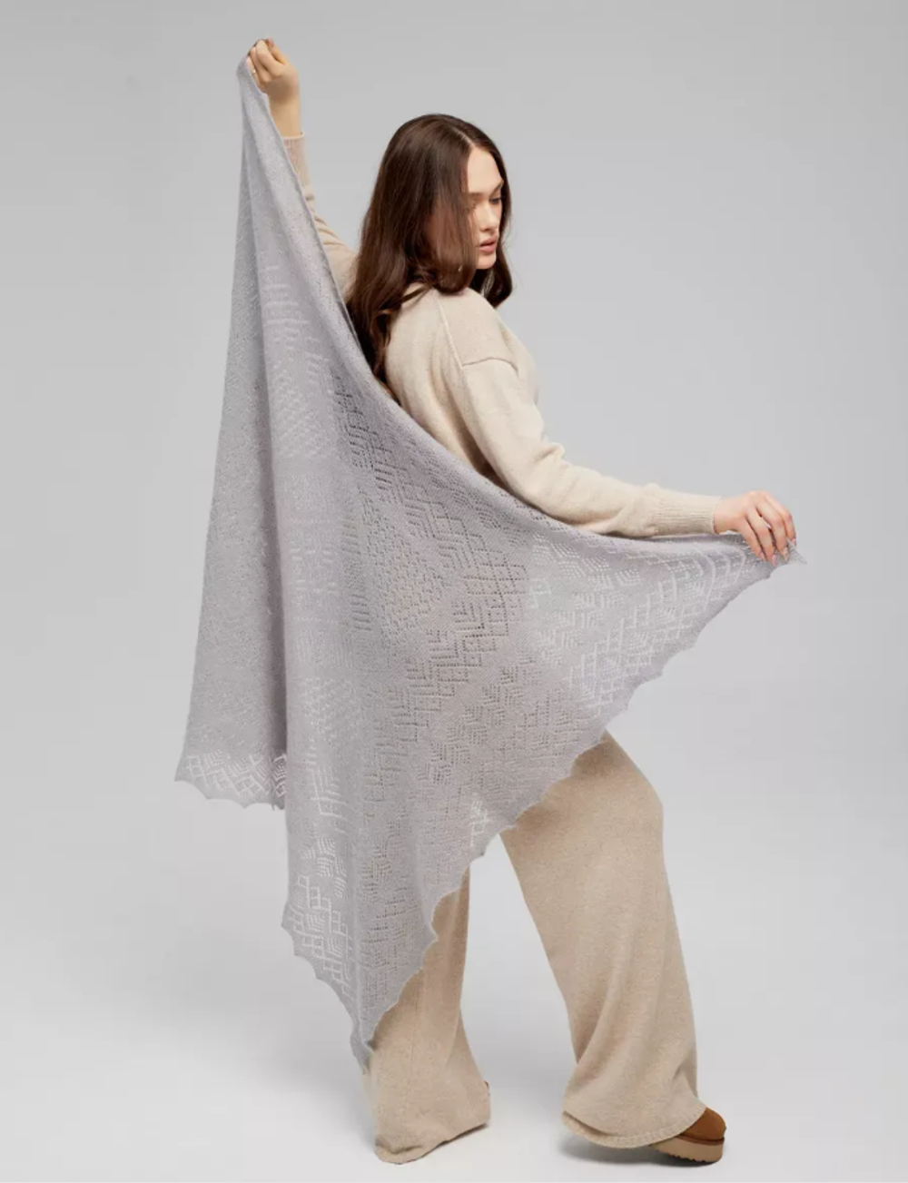 Оренбургский пуховый платок П4-110-03 серый