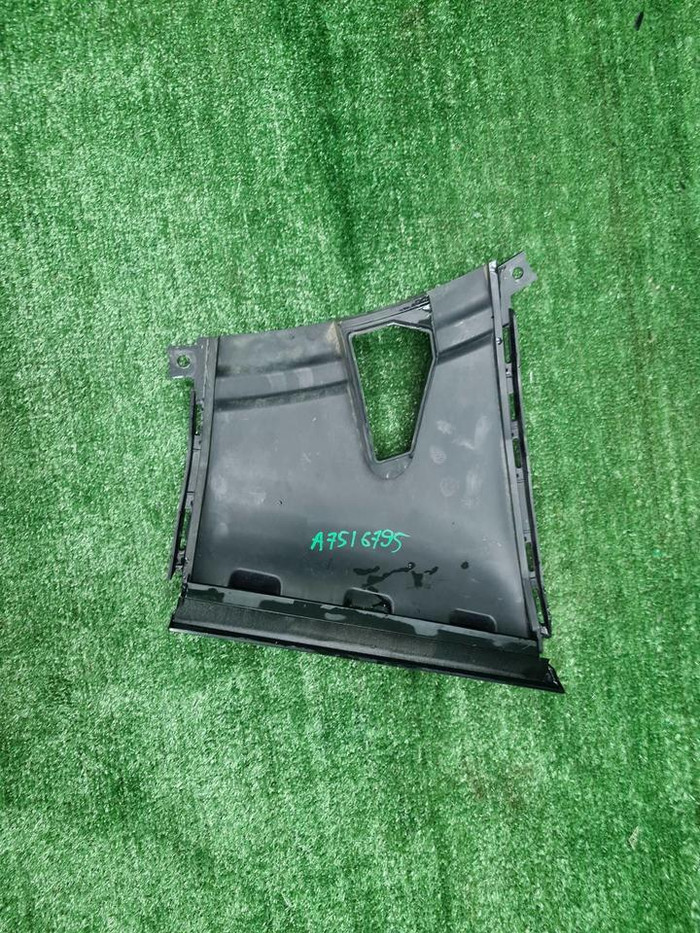 Воздуховод переднего бампера Hongqi E-HS9 (20-нв)