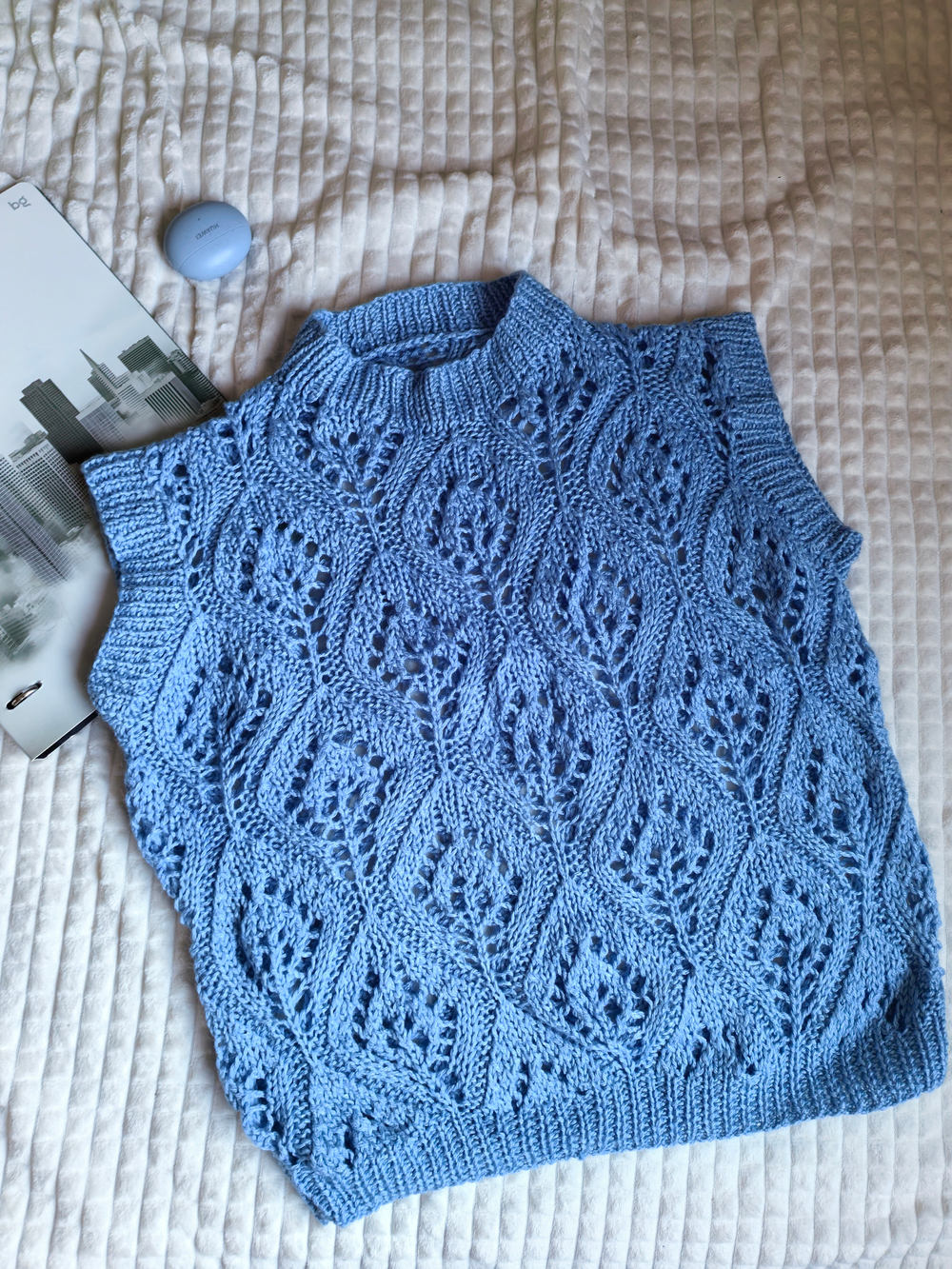 Безрукавка ажурная ручной работы "Тюльпаны"