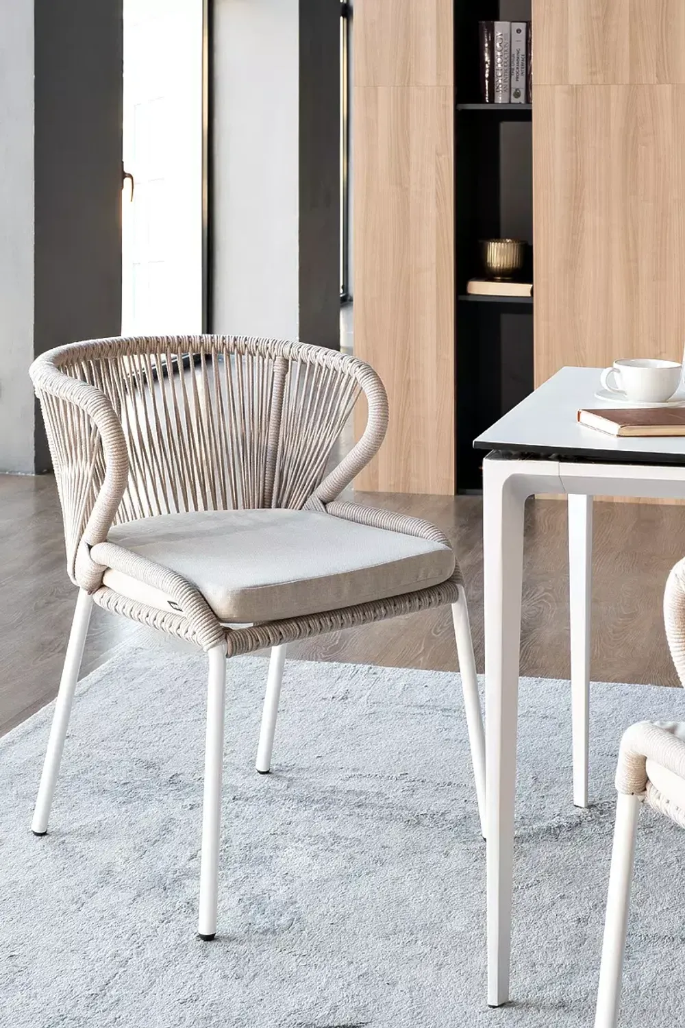 "Малага" обеденная группа на 4 персоны со стульями "Милан", каркас белый, роуп бежевый