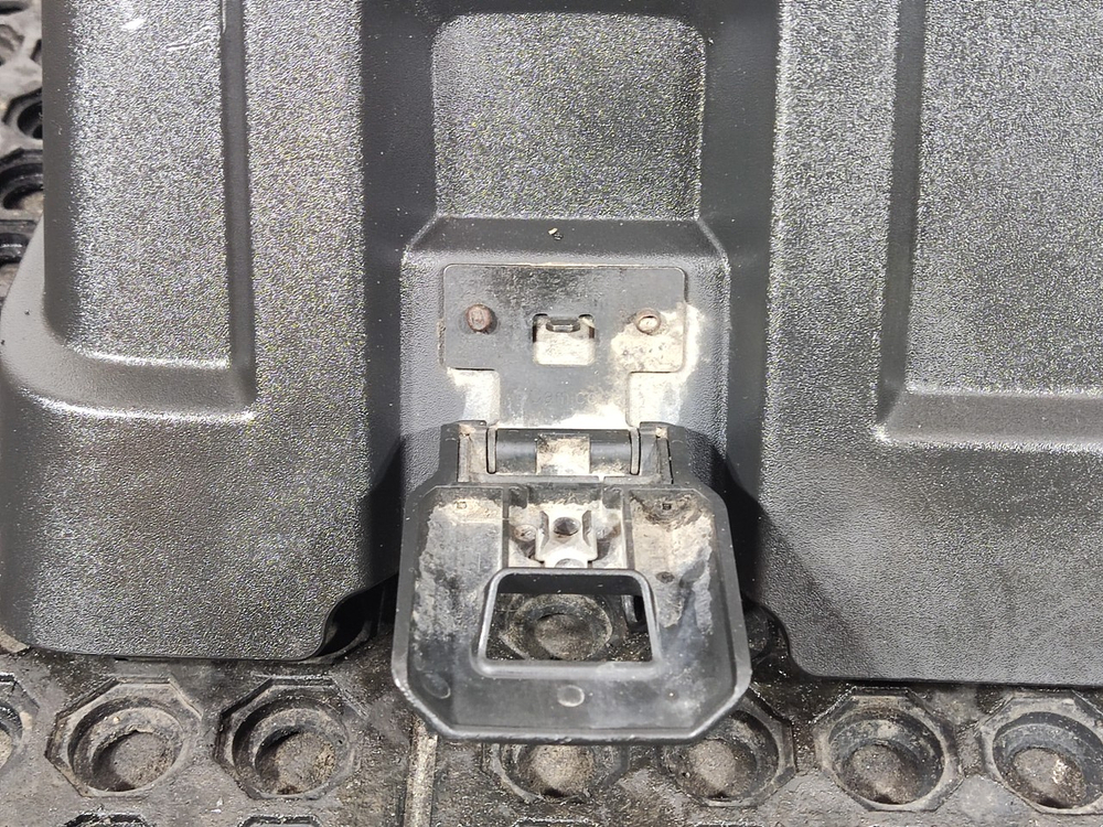 Крышка ящика АКБ 2020г.