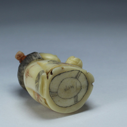 Нэцкэ Девушка с угрем