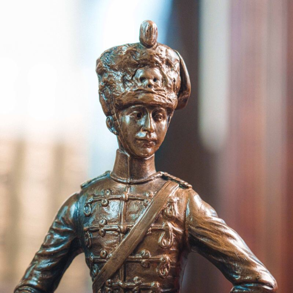 Бронзовая композиция «Кавалерийский гусар на коне»