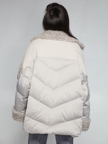 Серый пуховик с воротником из овечьей шерсти