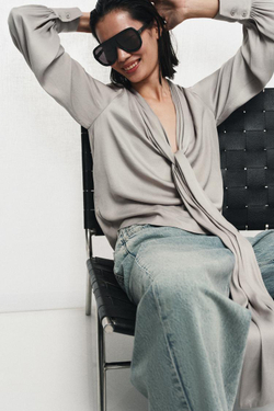 ZARA БЛУЗА С V-ОБРАЗНЫМ ВЫРЕЗОМ И ЗАВЯЗКАМИ — ZW COLLECTION, ЖЕМЧУЖНО-СЕРЫЙ