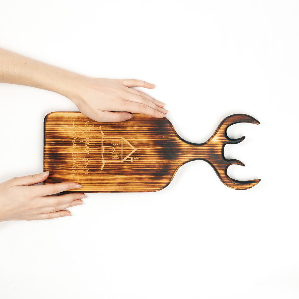 Доска разделочная из древесины сибирского кедра с гравировкой "В этом доме живет любовь". RD83