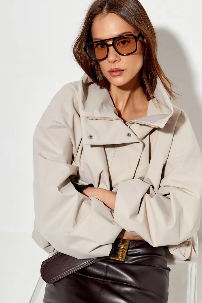 Ветровка О-силуэта с высоким воротом цвета экрю