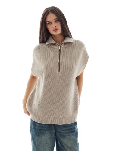 Бежевый вязаный жилет на молнии