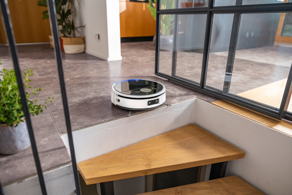 Pобот-пылесос для влажной уборки с роликовой щеткой RVF 7