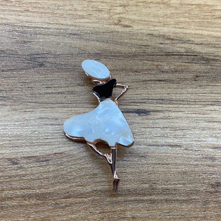 Брошь Девушка в платье и белой шляпке перламутр металл золотистый розовый