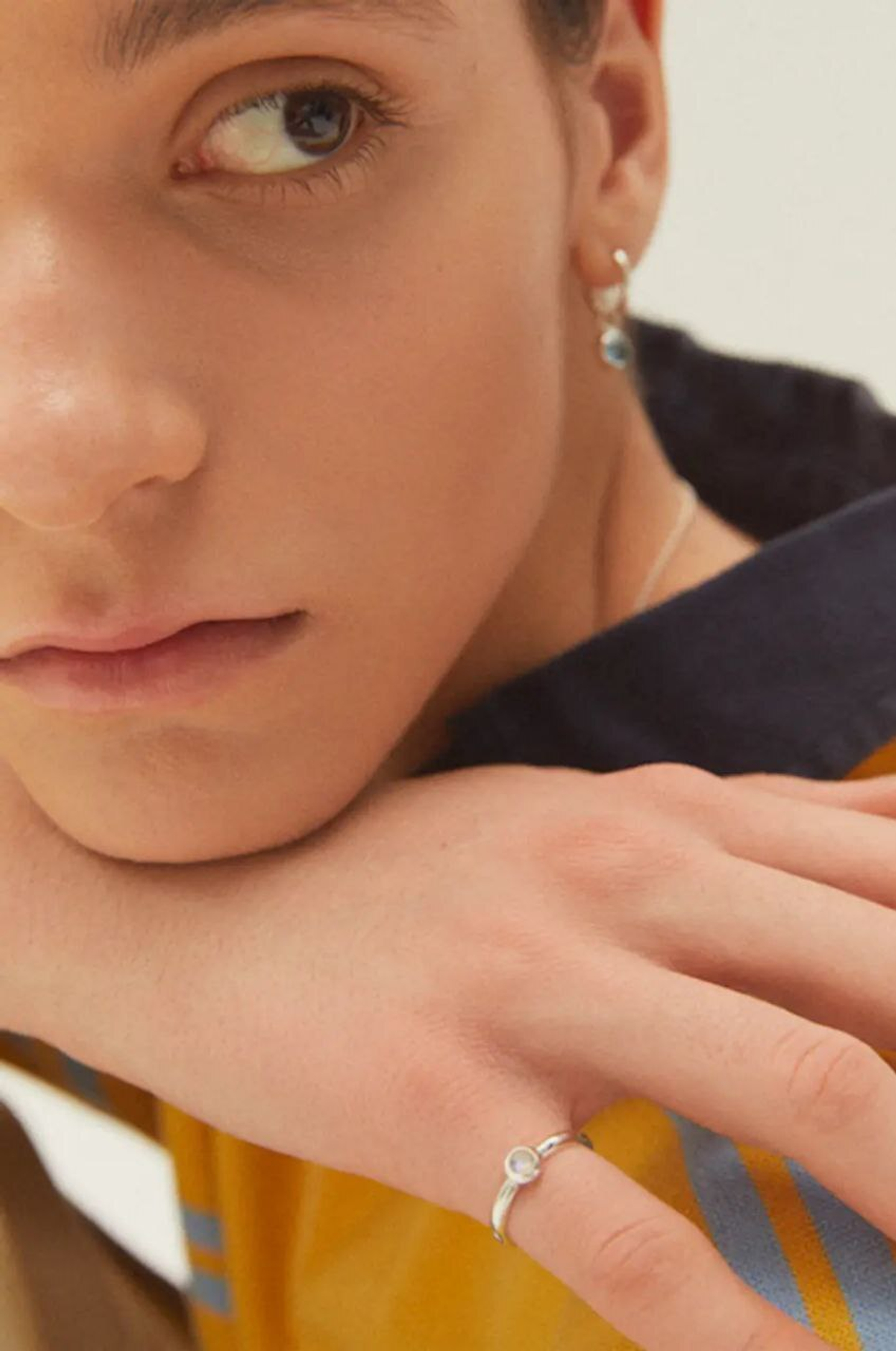 Кольцо Beta с лунным камнем