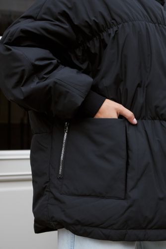 Черный пуховик с воротом-стойкой и скрытым капюшоном