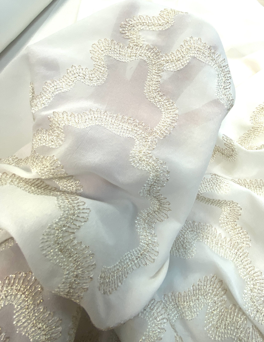 Ткань  натуральный шелк 100%с вышивкой (Италия) ш-120см  цена за 1м