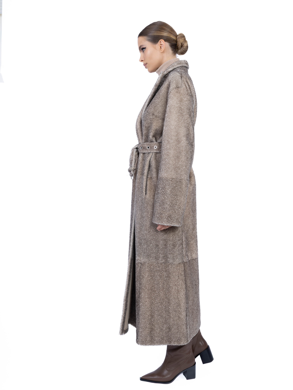 Женская облегчённая кожаная дублёнка с отделкой «ёлочка»