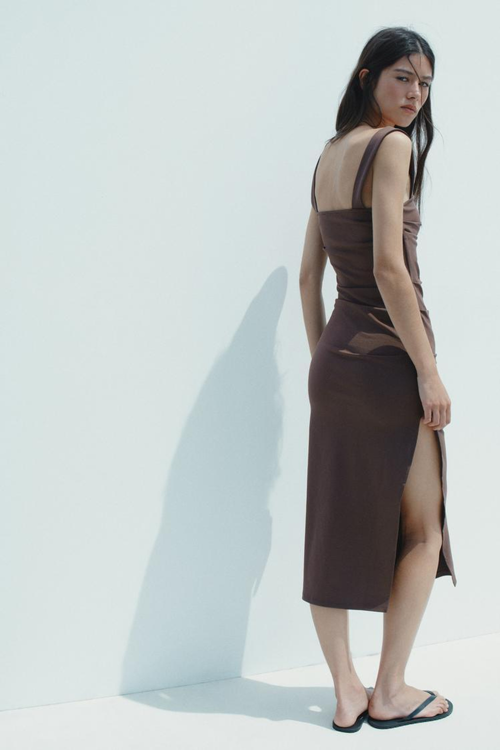 ZARA ПЛИССИРОВАННОЕ ПЛАТЬЕ МИДИ, КОРИЧНЕВЫЙ