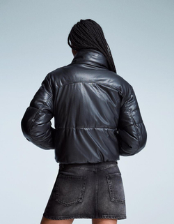 BERSHKA Пуховик из искусственной кожи, черный