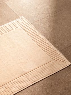 Коврик для ванной с фактурным бортиком кремового цвета из коллекции Essential, 50x80 см