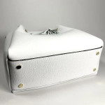 Женская белая сумка из натуральной кожи с металлическими ручками