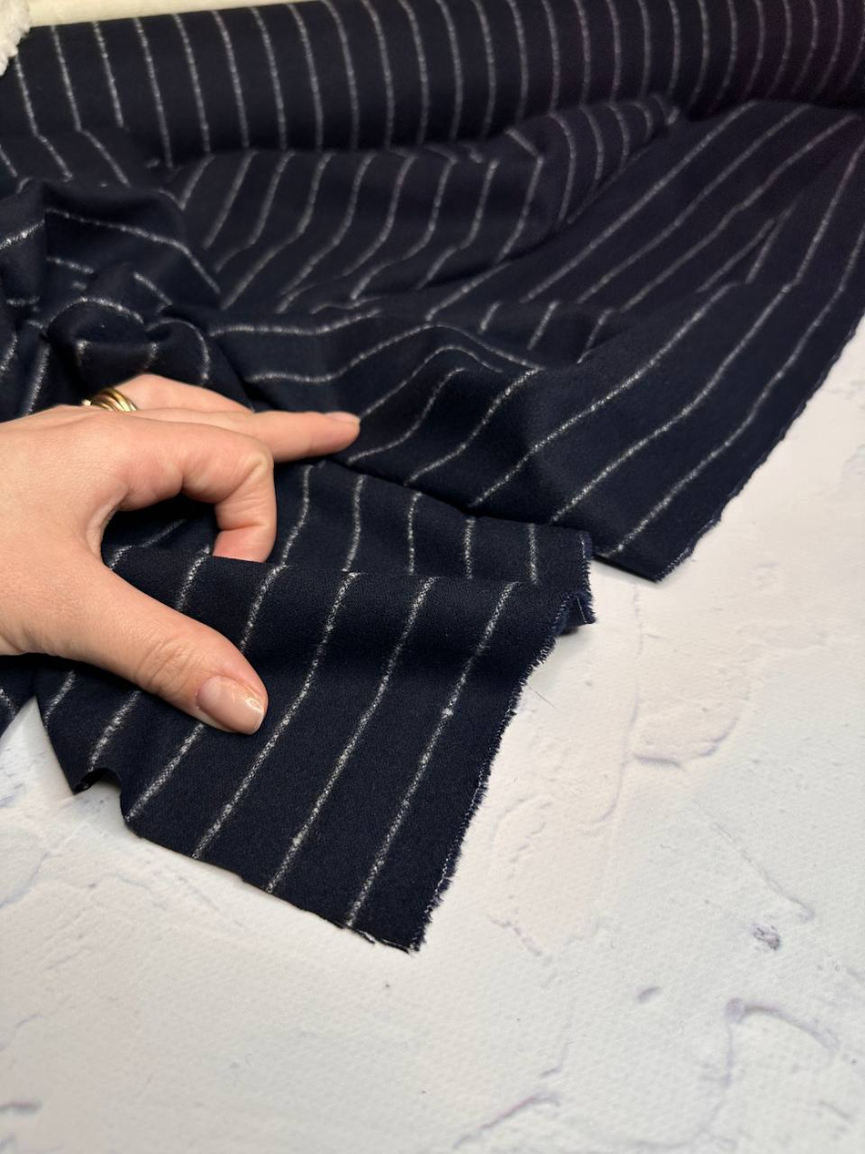 Плательно-костюмная смесовая фланель (Marzotto, 37%шерсть/25%пэ/25%вискоза/12%полиамид/1%эластан, Темно-синий фон/вертикальная белая полоска, 142, 232 гр/м2)