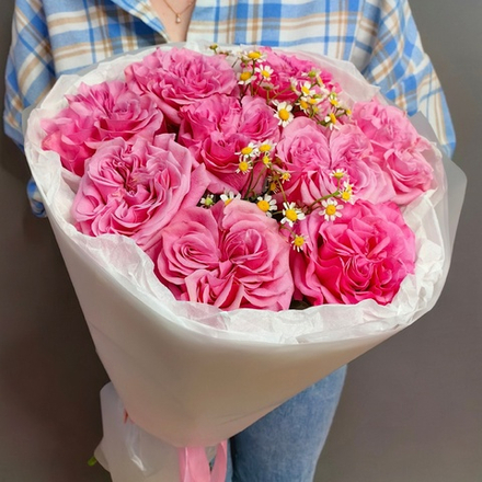 Букет из 9 пионовидных роз "Country blue" с ромашками