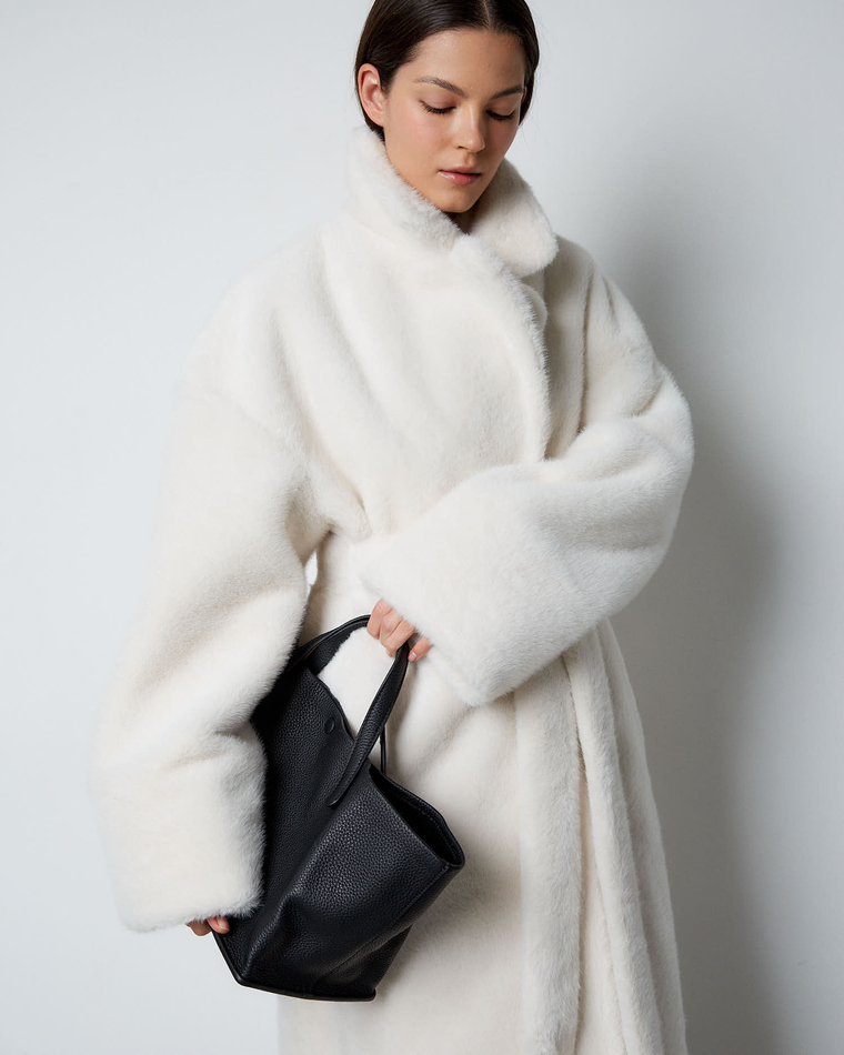 Шуба из искусственного меха норки молочный