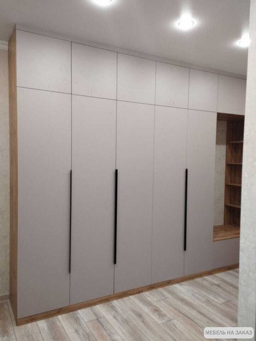 Шкаф на заказ с ящиками, штангами и полками