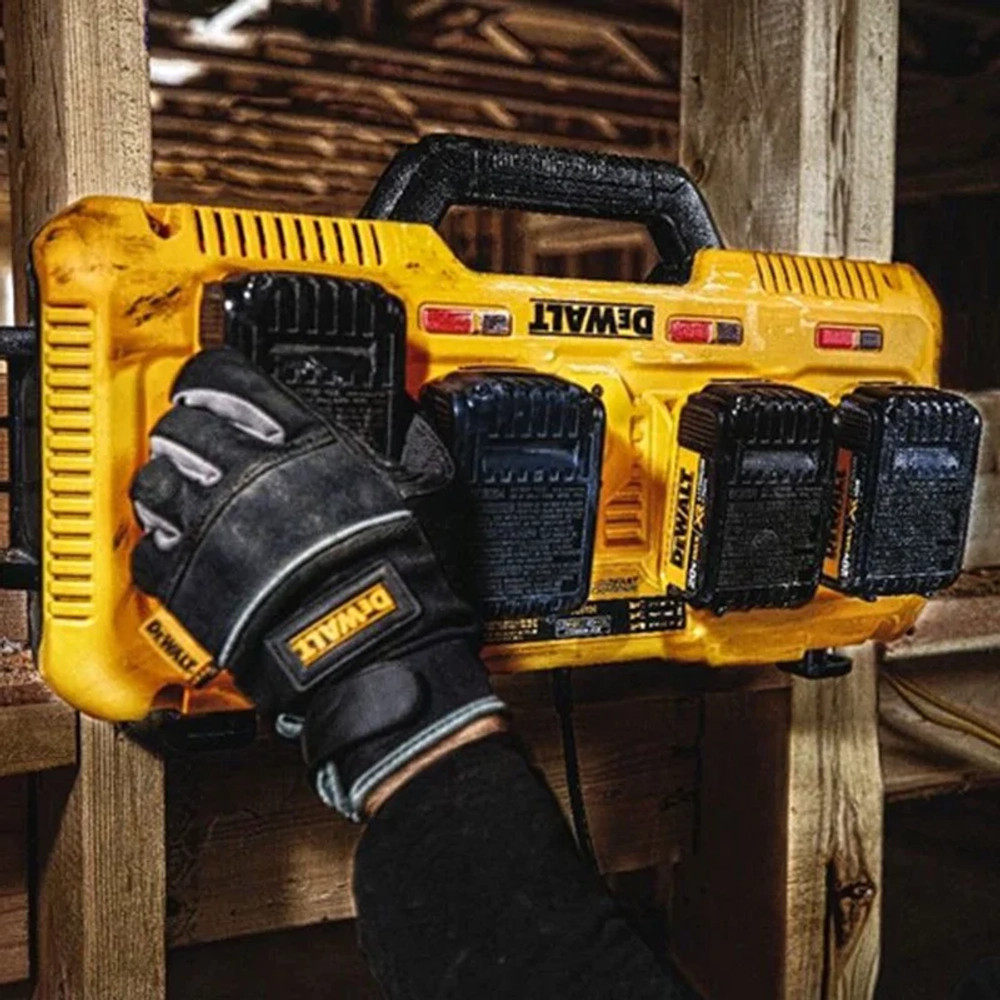 Универсальное зарядное устройство на 4 порта DeWALT DCB104, DCB104-QW