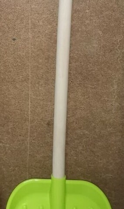 Лопата детская пластиковая 65 см с деревянной ручкой