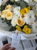 Букет из хризантемы, лизиантуса, нарциссов, кустовых пионовидных роз и эвкалипта