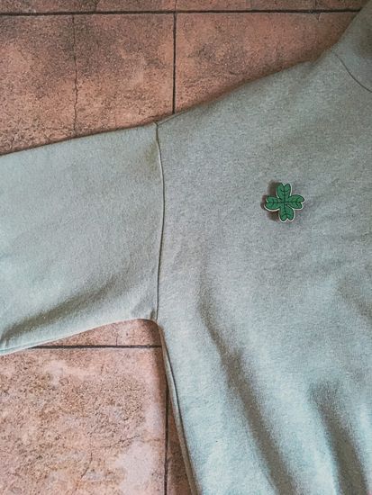 Значок деревянный (брошь)  Клевер. Fire Pin