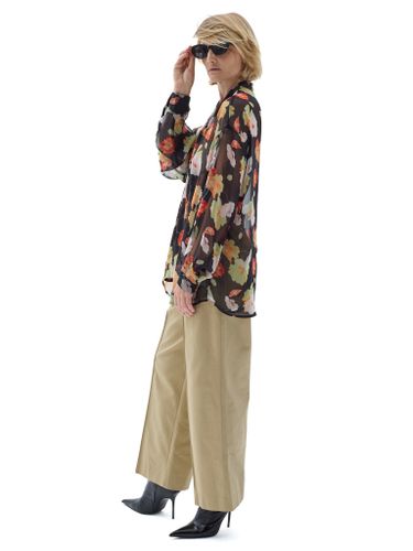 Шифоновая блузка в цветах с воротником-аскот