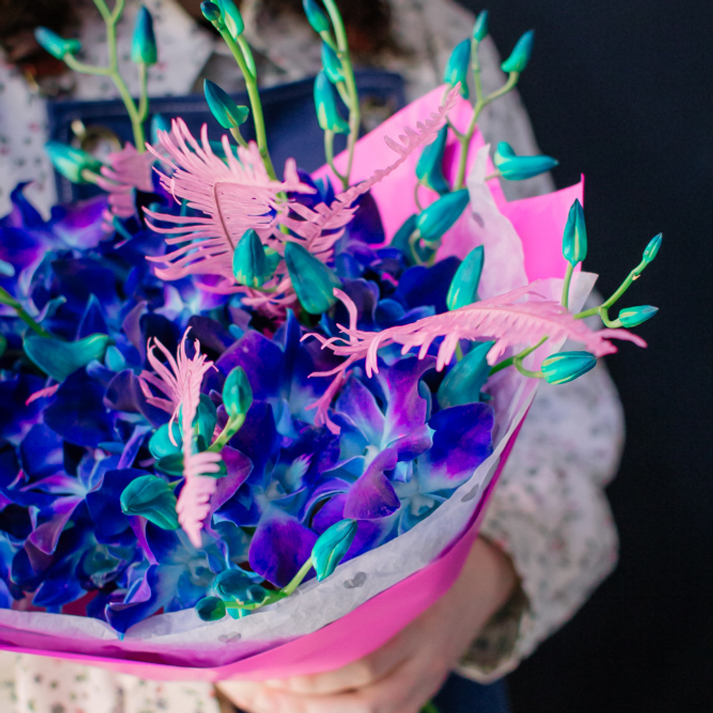 22. Неоновый оригинальный букет с орхидеей