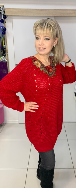 Теплый красный свитер крупной вязки